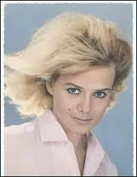 Comdienne, de mon vrai nom lisabeth Simone Juliette Clmence Hugon, je suis ne le 24 novembre 1934  Boulogne-sur-Mer. Actrice de cinma et de thtre, j'interprte des rles comme Esther dans  une histoire simple  de Claude Sautet en 1978. pouse de Guy Bedos de 1965  1977, je dcde le 1er janvier 2004  Paris et repose dans la division n44. Je me nomme :