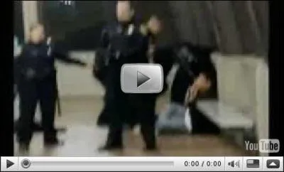 A la suite de la mort d'un jeune noir, tu par la police, une meute a eu lieu mercredi soir  Oakland. Elle a rappel le mauvais souvenir des meutes de 1992  Los Angeles qui avaient fait  l'poqu