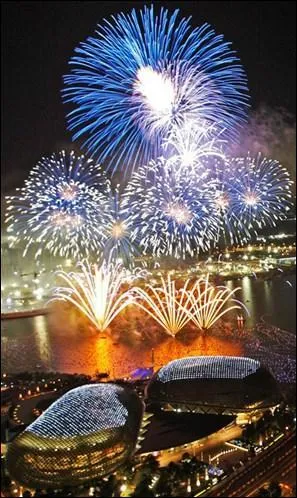 Cette ville-pays, en Asie du Sud-Est, est la ville la plus sre du monde car la loi est excessivement rpressive. Elle fait tout pour mriter son surnom de  ville jardin .