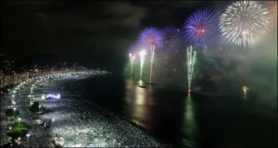 Copacabana est sa clbre plage.