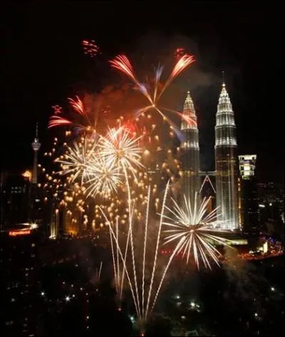 Ce feu d'artifice a t tir au pied des tours jumelles Petronas de sa capitale (Kuala Lumpur). Ce pays est situ  environ deux cents kilomtres au nord de l'quateur.