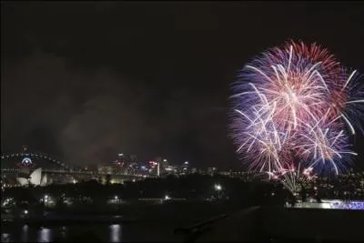 Capitale de la Nouvelle-Galles du Sud, elle est clbre pour sa baie et sa plage de Bondi.