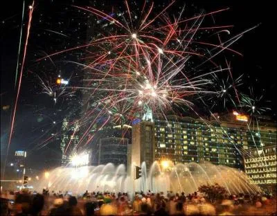 Capitale d'un archipel de 13 000 les, bord  l'ouest par l'ocan Indien et  l'est par l'ocan Pacifique :