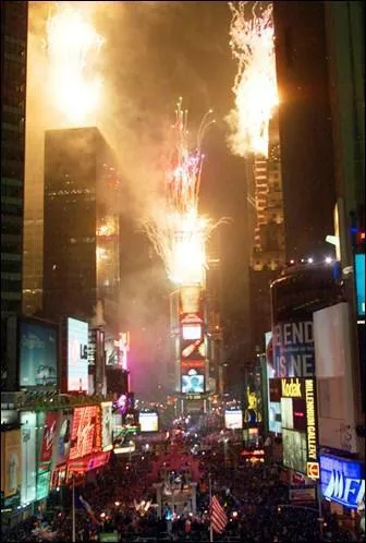 Un million de personnes a brav le froid pour se rendre  Times Square, assister au traditionnel compte  rebours et admirer le feu d'artifice.