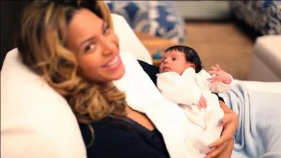 Maman du mois de janvier 2012. Qui est cette chanteuse ouvrant le bal des naissances avec sa petite Blue Ivy laquelle ftera 2 ans le 8 janvier 2014 ?
