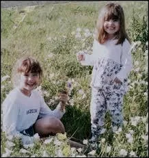  l'ge de 6 ans, je commence  jouer la comdie en obtenant un rle rgulier dans l'mission pour enfant  Barney & Friends . Sur le tournage, je rencontre notamment ma meilleure amie, Selena Gomez. Qui suis-je ?