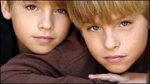 Je joue dans  La Vie de palace de Zack et Cody . Je suis Zack :