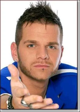 Avec qui chante Keen'V dans  La vie du bon ct  ?