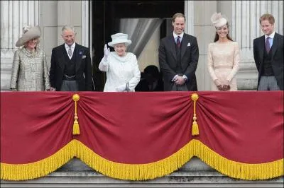 Qu'a ft la reine d'Angleterre en 2012 ?