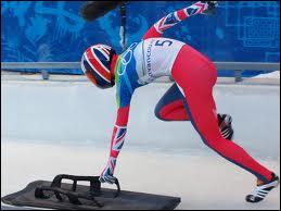 Le skeleton est un sport d'hiver individuel qui se pratique individuellement dans un couloir de glace étroit en descente sur une planche ressemblant à la luge. Mais qu'est-ce qui le différencie de la luge ?