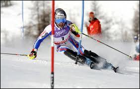 Le ski alpin est un sport de glisse qui consiste à descendre une pente enneigée à l'aide de skis. Il existe quatre disciplines en ski alpin; laquelle est la plus technique et la moins rapide ?