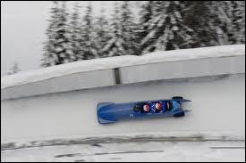 Le bobsleigh est un sport d'hiver dans lequel plusieurs équipes font une course chronométrée sur une piste glacée et étroite; combien faut-il de membres pour composer une équipe de bobsleigh ?