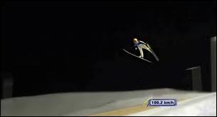 Le saut à ski est un sport d'hiver dans lequel les skieurs descendent une pente sur une rampe pour décoller, essayant d'aller aussi loin que possible. Quel est le record de distance en saut à ski ?