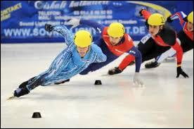 Le short-track est un sport similaire au patinage de vitesse qui se pratique dans une patinoire standard sur une piste en forme d'anneau de seulement 111, 12 mètres de circonférence. Quelle vitesse la plus élevée les meilleurs patineurs peuvent-ils atteindre sur ces pistes ?