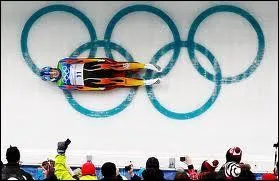 La luge est un vhicule sur lequel on s'assied pour glisser sur la neige ou sur la glace. Quelle vitesse la plus leve les spcialistes de luge arrivent-ils  atteindre ?