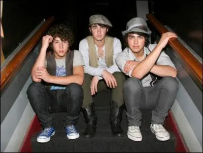 Quel est la maison de disque qui a dcouvert les jonas brothers en 2004?