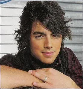 Quelle est la couleur des yeux de Joe ?