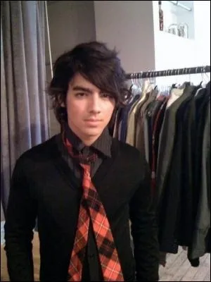 Pourquoi Joe porte des lunettes?