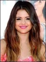 Dans  Aftershock , elle joue le rle d'une journaliste.