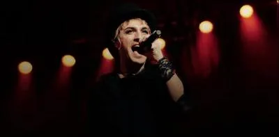 Comment s'appelle la chanteuse qui l'accompagne dans la chanson  Parler d'amour  ?