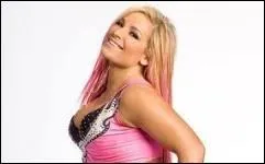 Quel est le vrai nom de la catcheuse Natalya ?