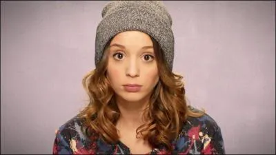 Et elle, cette jolie brune. Son nom est ____ ?