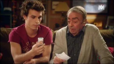 A quoi Antoine et pp s'amusent-ils sur le canap ?