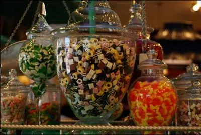 Pr-au-Lard dispose aussi d'une boutique de farces et attrapes connue sous le nom de  Zonko . En quelle anne les jumeaux Weasley (Fred Weasley et George Weasley) dcident-ils de visiter cette boutique pour crer ensuite leur propre magasin de farces et attrapes ?