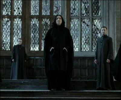 Enfin, dans  Harry Potter et les reliques de la mort  (Partie II), qui demande à ce qu'on lui transmette des informations sur Harry Potter qui aurait été vu à Pré-au-Lard ?