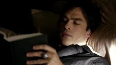 Que lit Damon et de quoi se moque-t-il ?