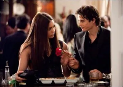 Pourquoi Damon offre-t-il une rose  Elena ?