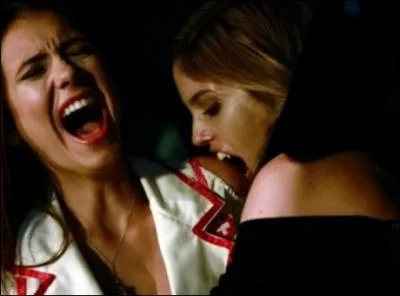 Pourquoi Vicki mord-elle Elena ?