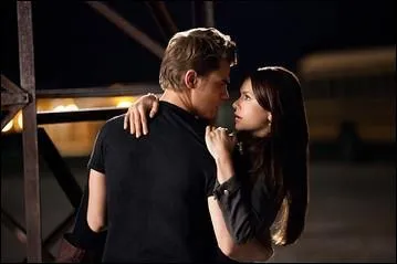 Pourquoi Stefan a-t-il rattrap Elena ?