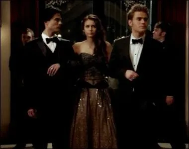 Pourquoi Elena est-elle aux bras des deux Salvatore ?