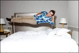 Dans la saison 2 de  Violetta , Lon est amoureux de :