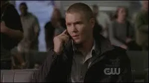 Au dbut de la saison 6,  qui Lucas fait-il une demande en mariage au tlphone ?