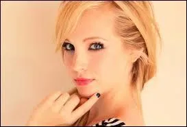 Caroline est devenue vampire grce au sang de :