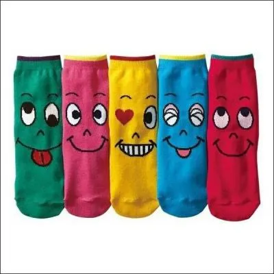 Dans un tiroir il y a des chaussettes. Elles sont toutes rouges sauf deux. Elles sont toutes vertes sauf deux. Elles sont toutes bleues sauf deux. Combien y a-t-il de chaussettes ?