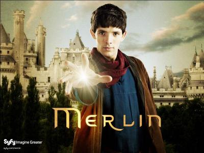 Quand Merlin arrive  Camelot, par qui est-il hberg ?