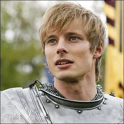 Dans la saison 1, Arthur sait-il que Merlin est un magicien ?