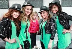 Qui est la petite au milieu ?