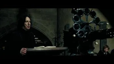Severus Rogue est amen  assurer certains cours de dfense contre les forces du mal en lieu et place de Remus Lupin. Dans le film, quelle crature d'tude n'est pas mentionne par Hermione Granger ?
