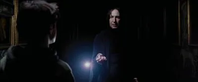 Une nuit, Harry Potter sort de son dortoir. Il a vu Peter Pettigrow sur la carte du maraudeur. Il rencontre Severus Rogue et Remus Lupin. Comment Severus Rogue accoste-t-il Harry Potter ?