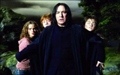 Vers la fin du troisime film, Severus Rogue tente de livrer Sirius Black aux Dtraqueurs, sans succs. Alors qu'il remonte avec Harry Potter et ses amis de la Cabane hurlante, Remus Lupin se transforme en loup-garou. Que dcide Severus Rogue ?