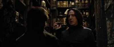 Dans  Harry Potter et la coupe de feu , Severus Rogue pense que Harry Potter cherche  voler du Polynectar dans sa rserve personnelle. Qui volait en fait dans la rserve de Severus Rogue ?