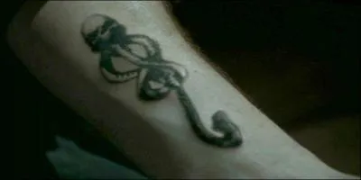 Vers la fin de l'anne, soit vers fin Juin 1995, Severus Rogue sent la Marque des Tnbres le brler au bras. Que dcide-t-il de faire suivant cet appel des tnbres ?