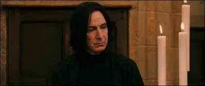 Dans ce mme film, pour quelle raison Harry Potter souponne-t-il fortement Severus Rogue d'avoir voulu faire entrer un troll dans les toilettes des filles de Poudlard ?