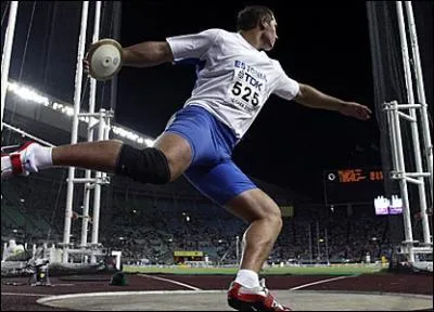 De quelle nationalit sont les deux tenants du record de lancer de disque ? Quelles sont leurs performances (en respectant l'ordre : 1- homme 2- femme) ?