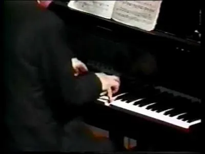 En gnrale une sonate  classique  pour piano a 4 mouvements. Combien la 32me sonate de Beethoven en a-t-elle ?