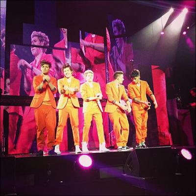 Dans quelle ville les One Direction ont-ils port des tenues orange lors d'un concert ?